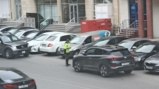 Bakının parklanma dərdi -  "Tikintiyə icazə verən qurumlar yol polisini heç yada salmır"
