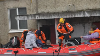 İçkili halda insanları təxliyə edərkən qayığı aşırdı  - VİDEO