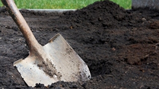 Novxanıda DƏHŞƏT: kişi həyətinə girən şəxsi öldürərək basdırdı 