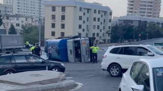 Bakıda yol qəzası:  Su daşıyan "Kamaz" aşdı - VİDEO 