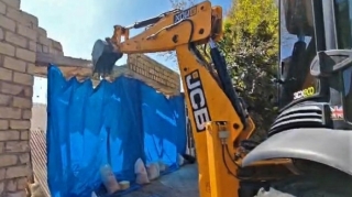 Gəncədə qanunsuz tikili sökülüb - VİDEO 