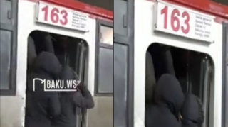 Qarlı havada sərnişinlərin avtobusda acınacaqlı halı  - VİDEO