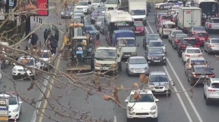 Sürücülərin NƏZƏRİNƏ:  Bakının mərkəzi küçələrindən birində təmir işləri aparılır