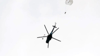 Морской спецназ ВМС выполнил прыжки с парашютом - ВИДЕО 