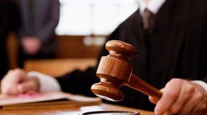 Mərc oyunlarında uduzub oğurluq edən şəxsin məhkəməsi başlayır