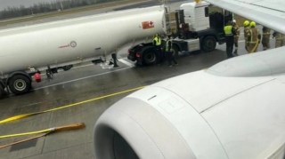 Hava limanında təyyarə yanacaq maşını ilə toqquşub 