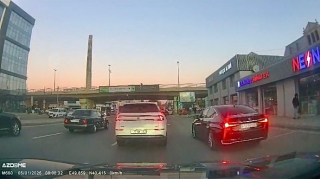 Qadağan olunmuş zolaqda hərəkət edən AA seriyalı “Lexus” sürücüsü təhlükə yaratdı   - VİDEO