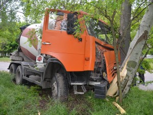Yevlaxda yük maşını ağaca çırpıldı: sürücü özünü kabinədən atıb
