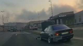 Başı maşına qarışan sürücü ayağını zolağa çıxarıb  təhlükə yaratdı  - VİDEO