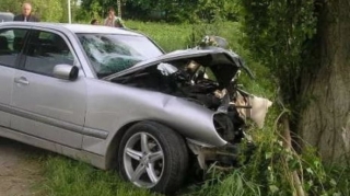 Məşhur aktrisa qəza keçirdi: Maşın ağaca çırpıldı - FOTO 
