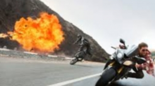 Məşhur ulduz çəkiliş zamanı qəzaya düşdü;  4 milyon manatlıq motosiklet yandı - FOTOlar  