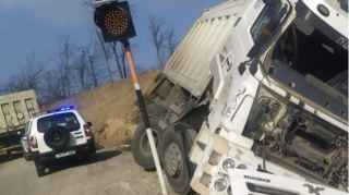 Göygöldə "Shacman" markalı yük maşını aşıb, sürücü xəsarət alıb 