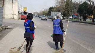 Bakıda DƏHŞƏT:  "Prius" hamilə süpürgəçini vurub öldürdü