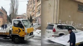 Avtomobili götürməyə gələn evakutor qarda ilişdi, onun üçün də yeni evakuator gəldi - VİDEO 