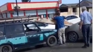 “Prius”la “VAZ-2104” toqquşdu, sürücülər arasında dava düşdü   - VİDEO