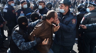 Yerevanda polis müxalifətçi qadınları saxlayıb