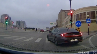 Səhv zolaqda hərəkət edən sürücü qırmızıda şütüyüb keçdi   - VİDEO