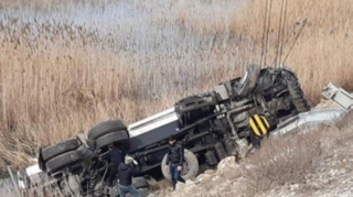 Şəmkirdə yük avtomobili elektrik dirəyinə çırpılıb, xəsarət alanlar var 