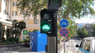 Svetoforlarda velosiped bölməsi – Polis cərimə yazmadıqca qayda pozanlar çoxalır - VİDEO   