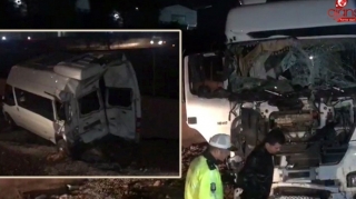 Türkiyədə yük avtomobili mikroavtobusa çırpılıb, 20 nəfər yaralanıb 
