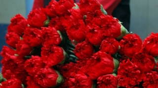 Почему перед квартирой жителя Баку оставили гранату и букет гвоздик?