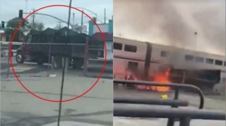 Dəmir yolunda ilişib qalan yük maşınının qatarla toqquşmadan sonrakı partlayış anı   - VİDEO