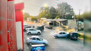 Yüksək sürət zəncirvari qəzaya səbəb oldu: 3 maşın bir-birinə girdi    - ANBAAN VİDEO