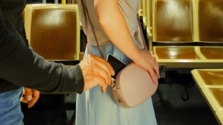 Bakı metrosunda sərnişin qarət olundu