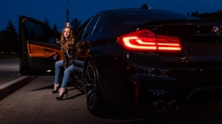 Qadın satdığı maşını oğurladı