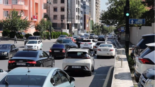 Paytaxtda nəzarətsiz qalan yol: Keçənlər təngə gəlirlər - VİDEO