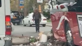 Bakıda sərnişin avtobusu qəzaya uğradı