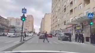 Xırdalanda piyada özbaşınalığı:  Yolu necə gəldi keçənlər təhlükəyə səbəb olur  - VİDEO