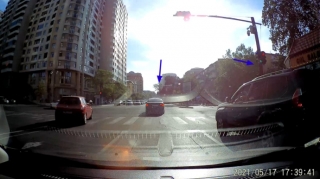 Siqnal səsindən “karıxan” sürücü təhlükəli anlar yaşadı   - VİDEO