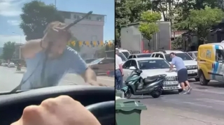 Motosiklet sürücüsü avtomobilin güzgüsünə yumruq atdı, sərnişin “kül başına” dedi – ANBAAN VİDEO 