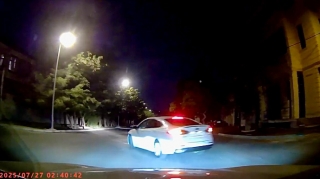 Gecə qəfil yolayrıcına girən sürücü qəza təhlükəsi yaratdı - 99-OA-077   - VİDEO