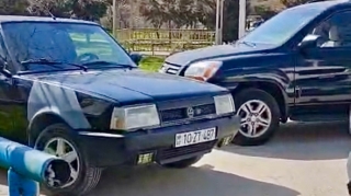 Maşınlarını necə gəldi saxlayan sürücülər küçəni bağladı – 10-ZT-487  və 90-DM-898    - VİDEO