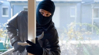 Evlərdən 10 min manatlıq oğurluq edildi