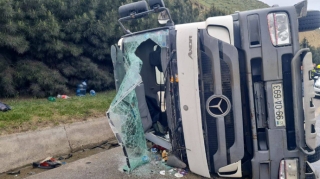 Bakı dairəvi yolunda yük maşını aşdı, sürücü xəstəxanalıq oldu - FOTO 