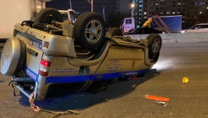 Polis maşını “taksi” ilə toqquşaraq aşdı: 21 yaşlı sərnişin xəsarət aldı - FOTO