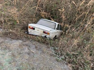 “VAZ-2106”nın sürücüsünü bıçaqlayıb maşını kanala atdılar  - FOTO