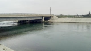 Beyləqanda avtomobil kanala aşıb, Türkiyə vətəndaşları xəsarət alıb   