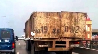 Bakıda əcaib avtomobil:  Şoseni zibilxanaya döndərir - VİDEO 