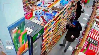 Marketdən oğurluq edərkən kameraya düşdü, saxlanıldı -VİDEO 