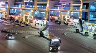 Bakıda “mall”un dam örtüyü uçdu; dəmirlər maşınların üzərinə düşdü - VİDEO 