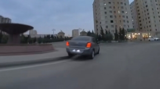 Manevri düzgün etməyən sürücü maşını dairəyə çırpdı - VİDEO