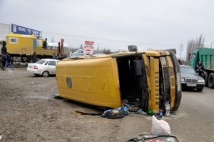 Mikroavtobus qəzaya düşdü: 6 nəfər xəsarət alıb - Şirvanda