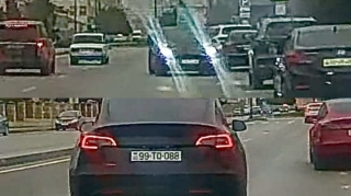 Əks istiqamətdən gələn “Tesla” sürücüsü yolun ortasında “hoqqa” verdi - 99-TQ-088   - VİDEO