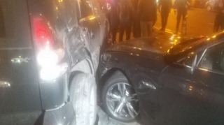 Bakıda “BMW” 2 maşına çırpıldı - FOTO 