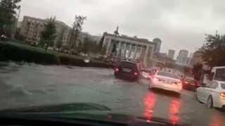 Bakıda yağış nəqliyyatın hərəkətini iflic etdi   - VİDEO