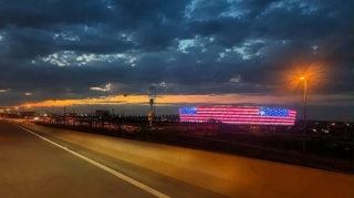 Bakı Olimpiya Stadionu ABŞ bayrağının rəngləri ilə işıqlandırılıb 